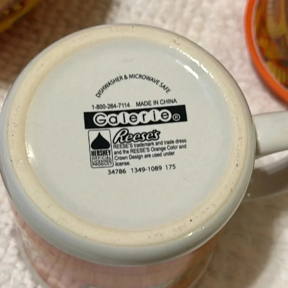 8pc Reese’s Peanut Butter & Chocolate Hershey’s Candy Bundle Collectibles/Cups - Picture 13 of 16